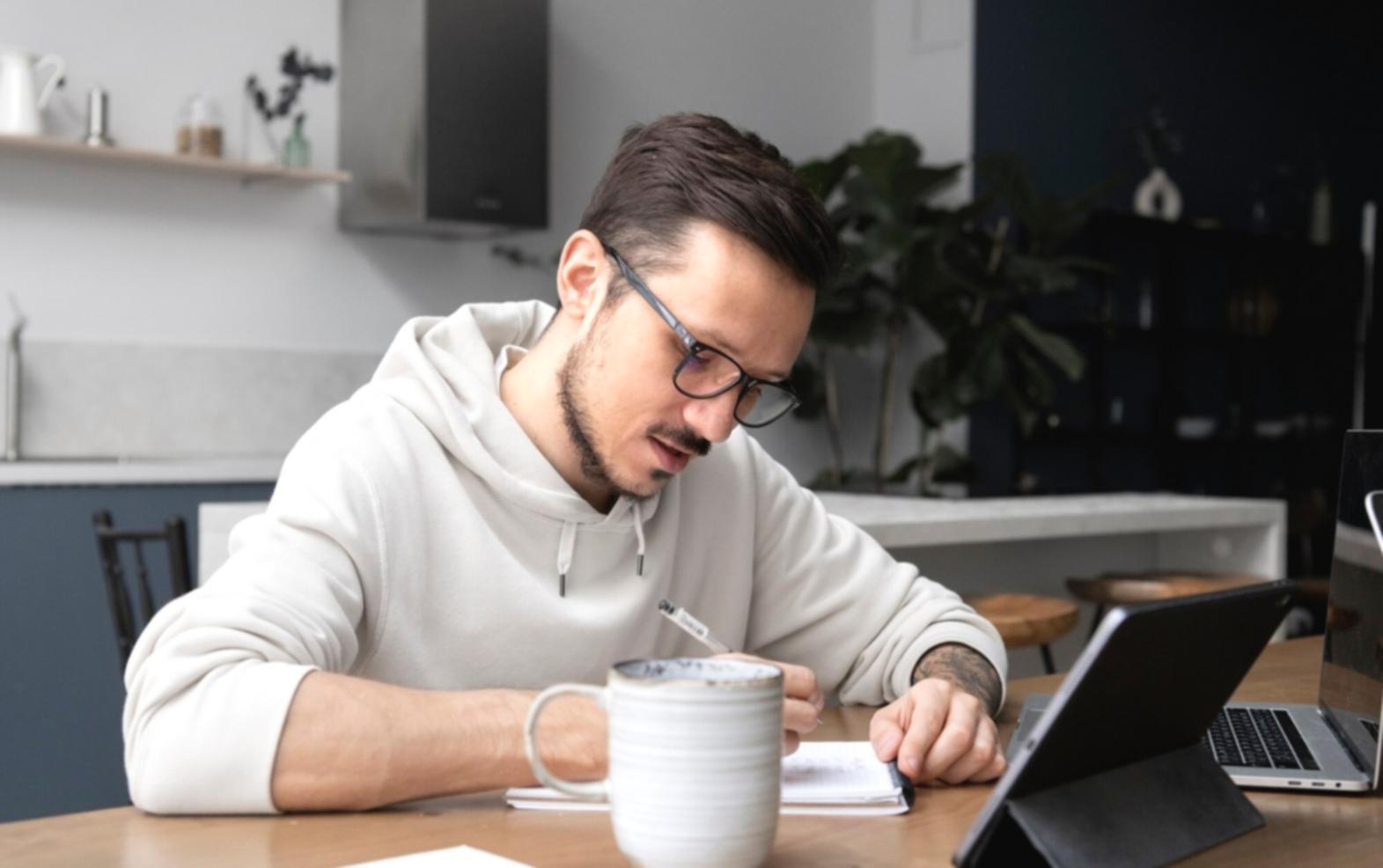 Planificación financiera estacional con gráficos y calendarios